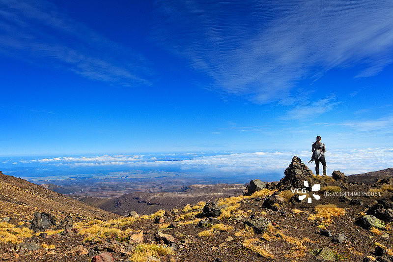 眺望汤加里罗山脉的女子背影图片素材