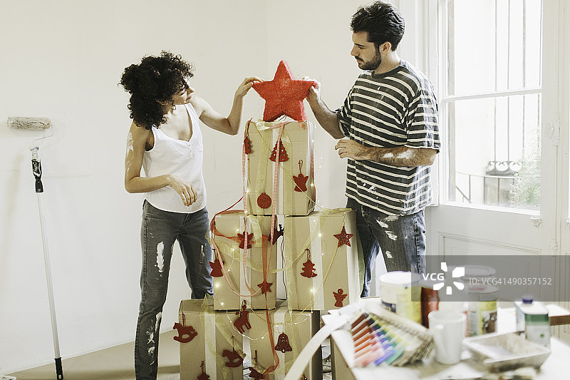 年轻的农民正在准备圣诞节的新公寓。图片素材