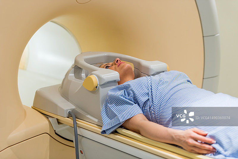 女人准备接受头部核磁共振扫描图片素材