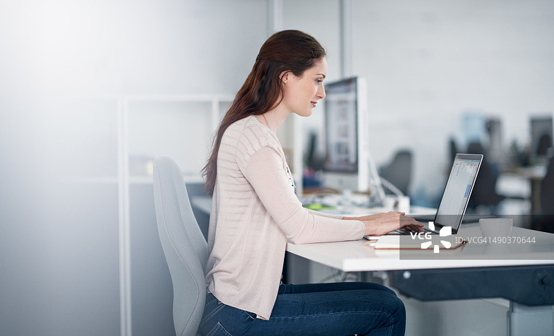 她是个非凡的设计师图片素材