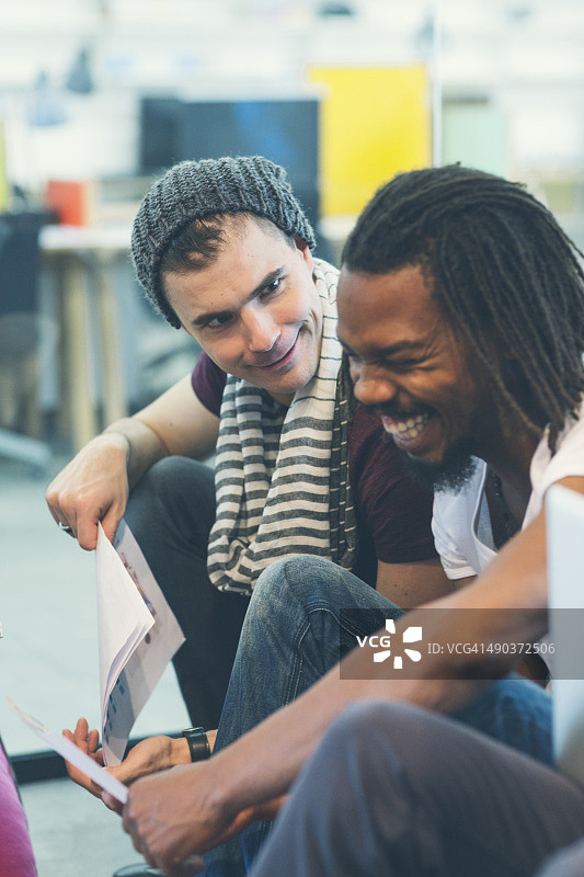 办公室同事头脑风暴图片素材