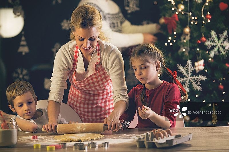 孩子们帮助妈妈烘烤圣诞饼干图片素材