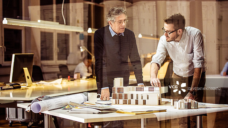 两位建筑师讨论新项目图片素材