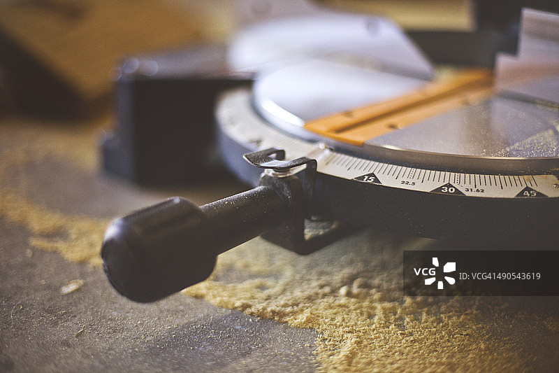 复合斜切锯图片素材