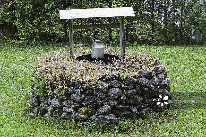 一口漂亮的井图片素材