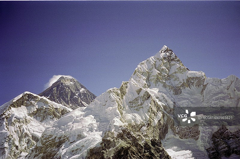 尼泊尔境内的珠穆朗玛峰和努子峰图片素材