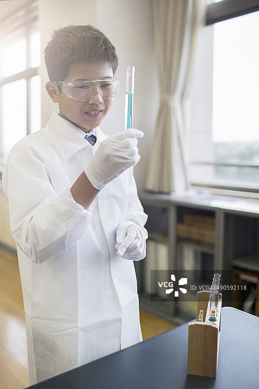 手持试管的日本学生图片素材
