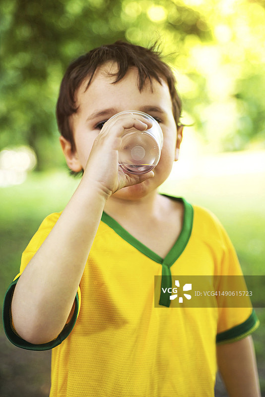 儿童喝一杯水图片素材