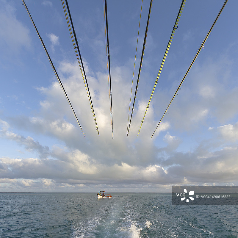 圣诞岛泻湖中的狐鲣鱼船图片素材