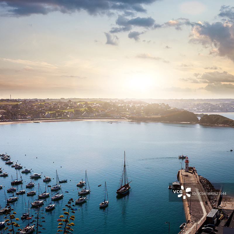 从悬崖上看厄尔基港和海湾，法国，布列塔尼图片素材