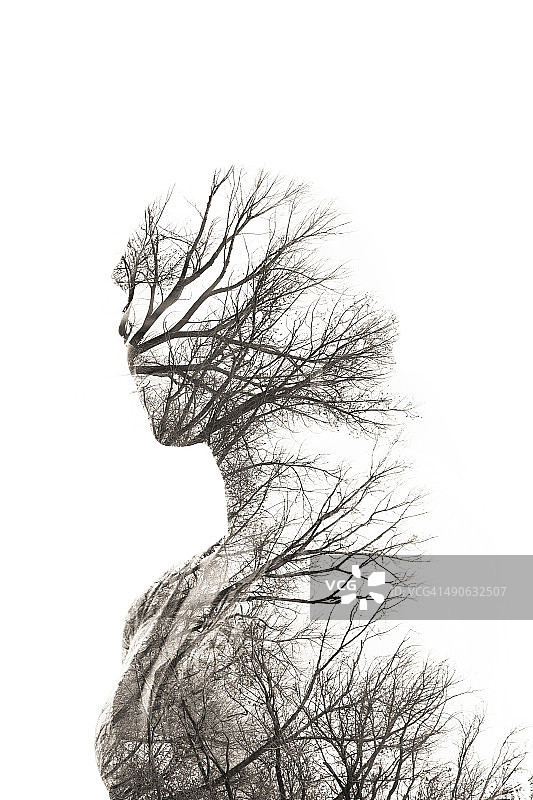 女性与树木的相机内双重曝光图片素材