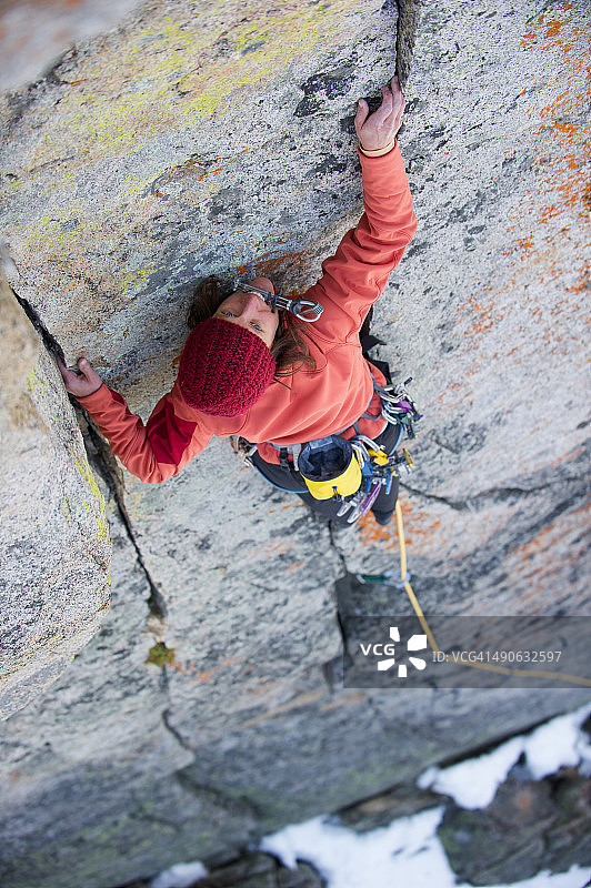 男人和女人在北加州伍德福德峡谷攀登图片素材