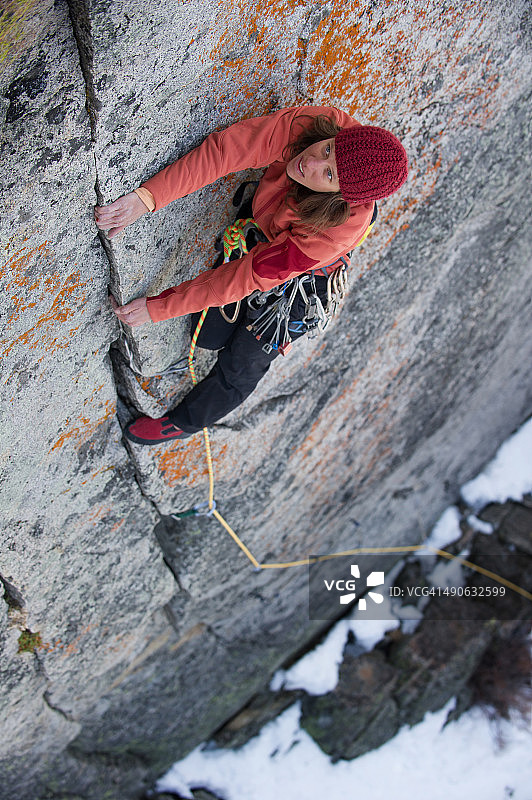 男人和女人在北加州伍德福德峡谷攀登图片素材