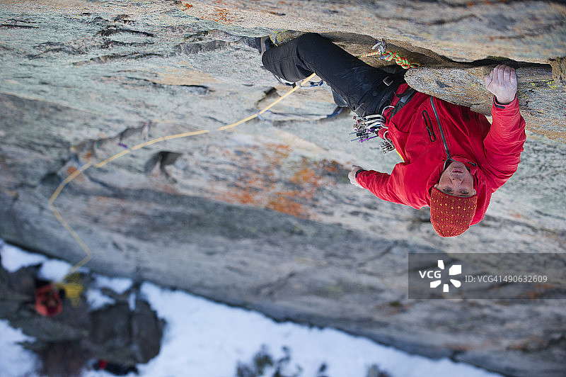 男人和女人在北加州伍德福德峡谷攀登图片素材