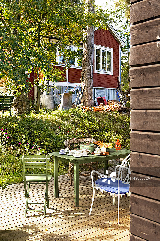 瑞典门廊上的桌椅图片素材