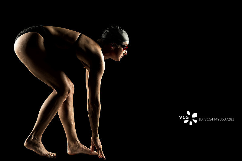 准备跳跃的、穿着泳装的中年妇女图片素材