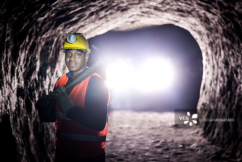 在矿上工作的非裔美国男人图片素材