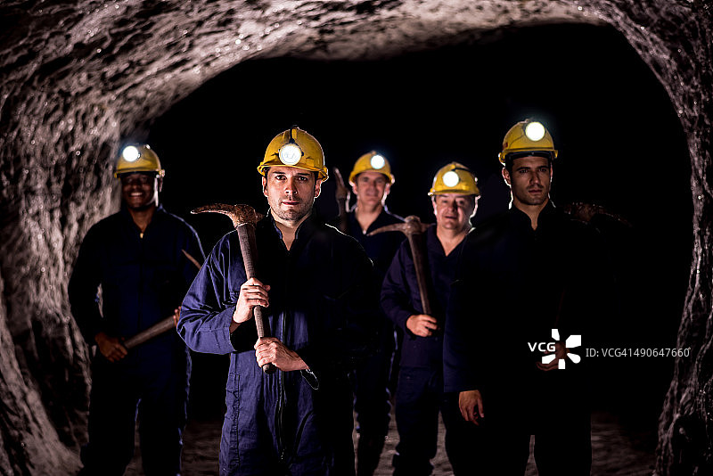 一群矿工在矿井工作图片素材