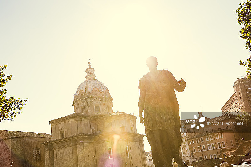 意大利罗马，尤利乌斯·凯撒雕像背光图片素材