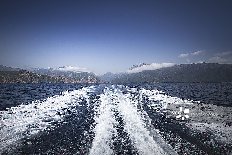 法国科西嘉岛波托海湾的船尾波浪图片素材