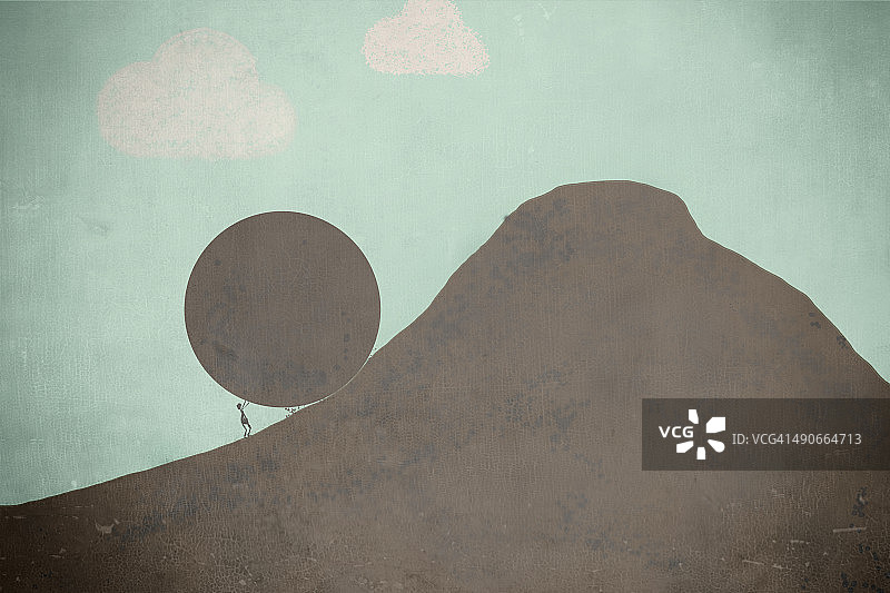 男人试图将巨石推上山图片素材