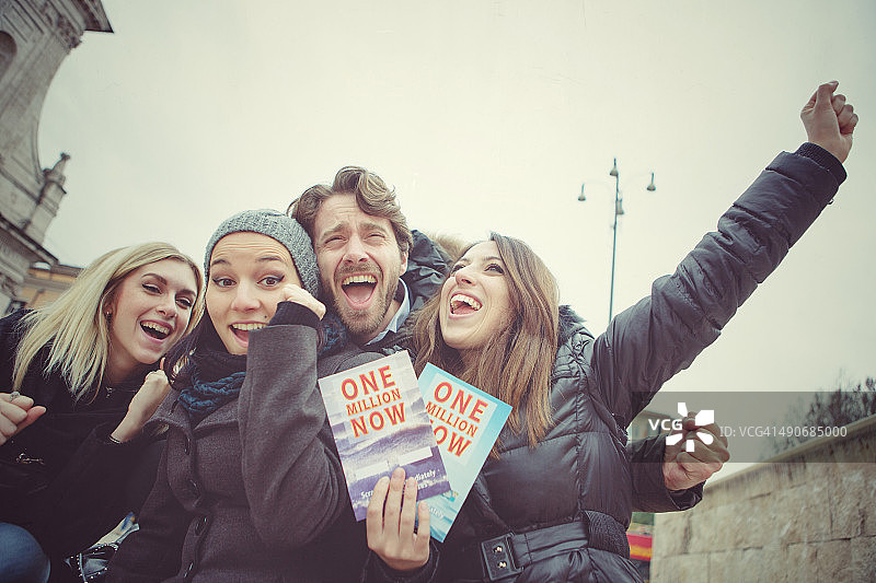 朋友们刮刮乐中奖了！图片素材