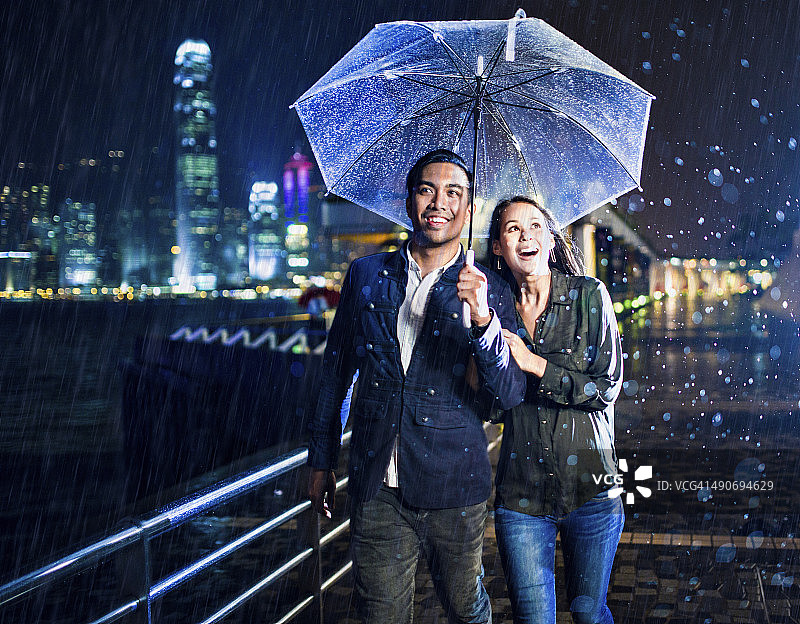 在雨中的中国香港的多元种族夫妇图片素材