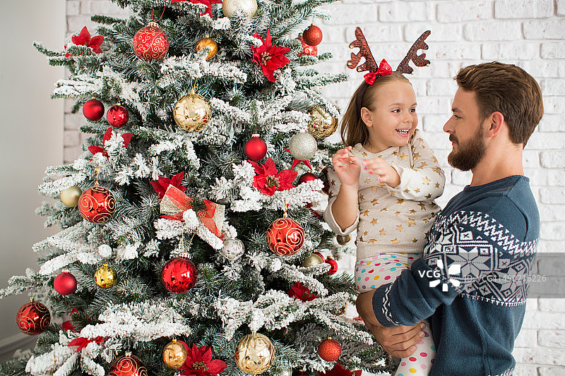 父女在圣诞树前图片素材