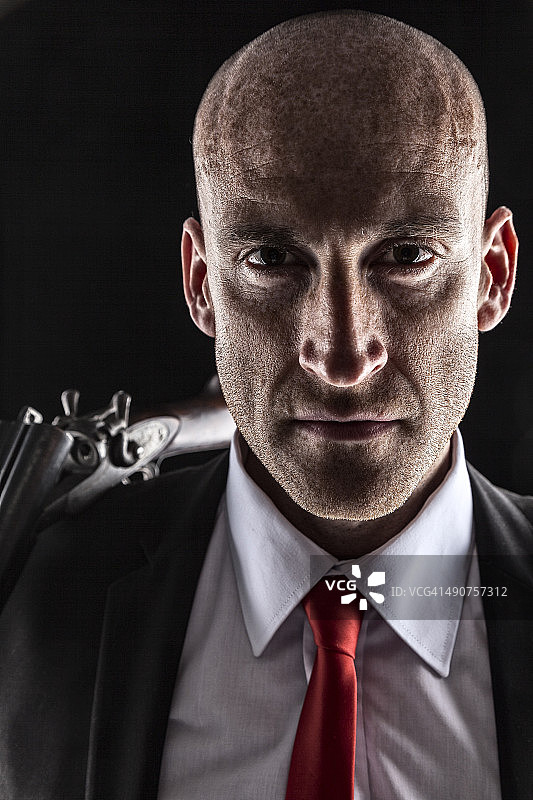 手持猎枪的硬汉图片素材