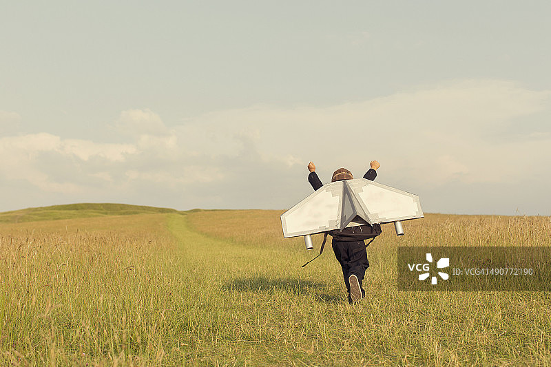 在英国，背着飞行器的年轻商务男孩图片素材
