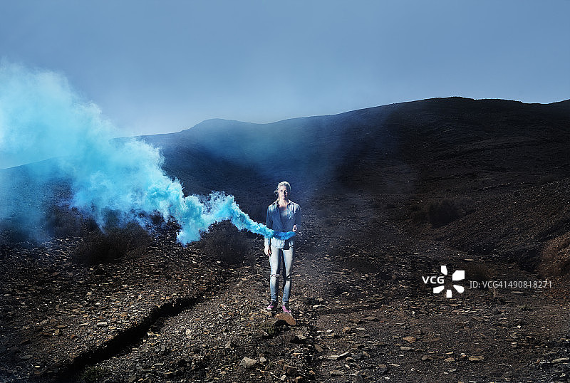 蓝色烟雾沙漠图片素材