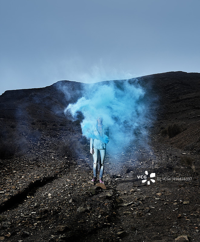 沙漠中的蓝色烟雾图片素材