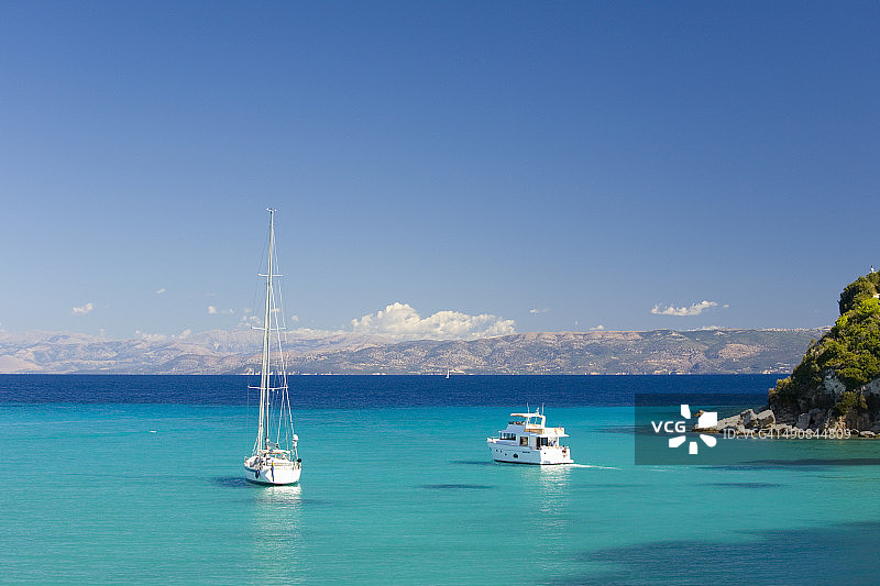 希腊帕克索斯岛拉卡的碧绿海水景色图片素材