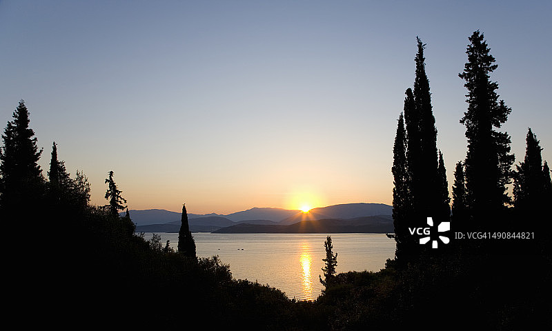 希腊科孚岛卡西奥皮附近阿尔巴尼亚日出图片素材
