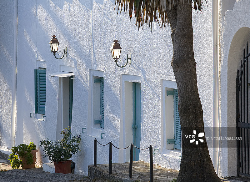 希腊科孚岛库卢拉的典型粉刷房屋图片素材