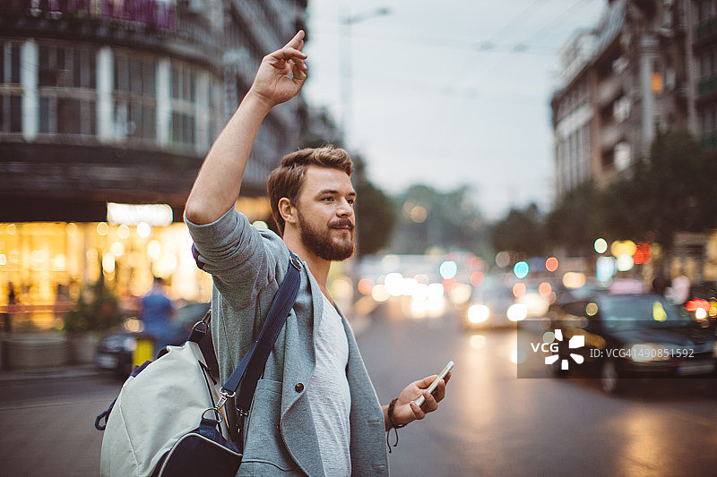 大城市街头的年轻人图片素材