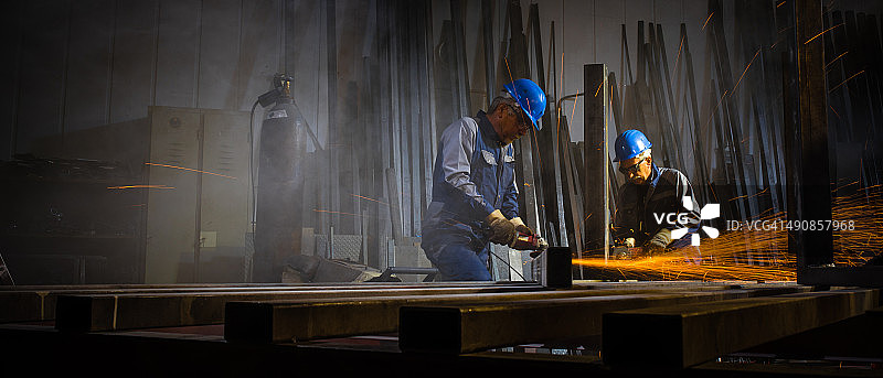 焊接工人在车间工作图片素材