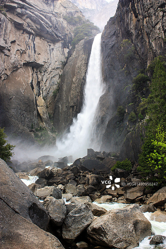 下优胜美地瀑布图片素材