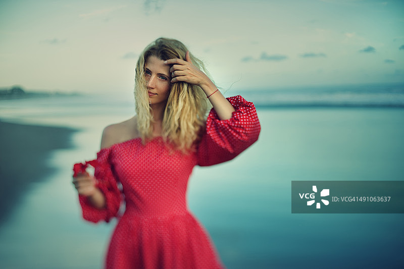 年轻女人在海滩上图片素材