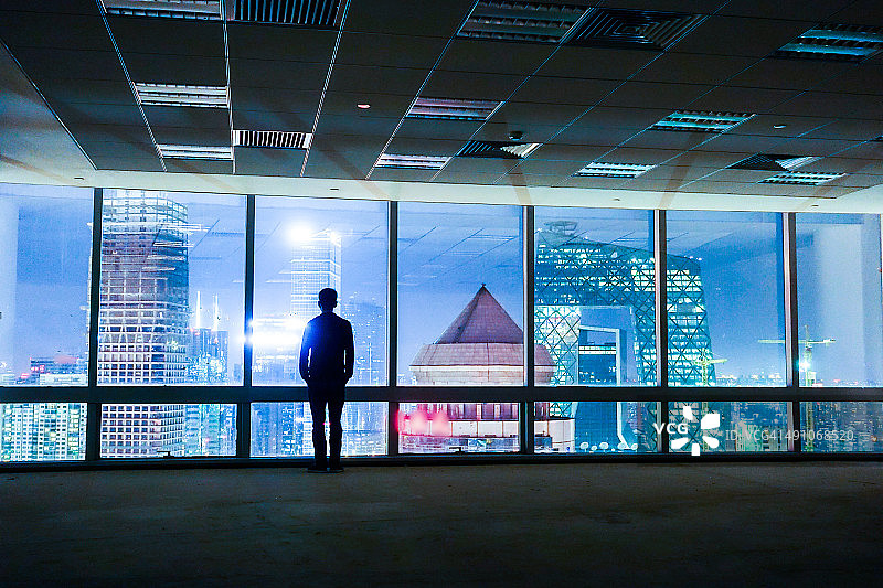 向窗外看的商务人士图片素材