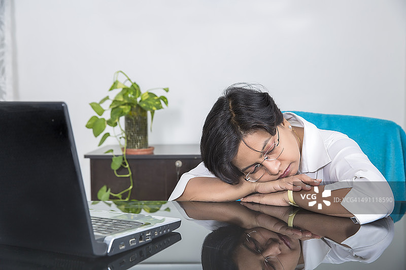 工作过度、压力大的女商人小憩图片素材