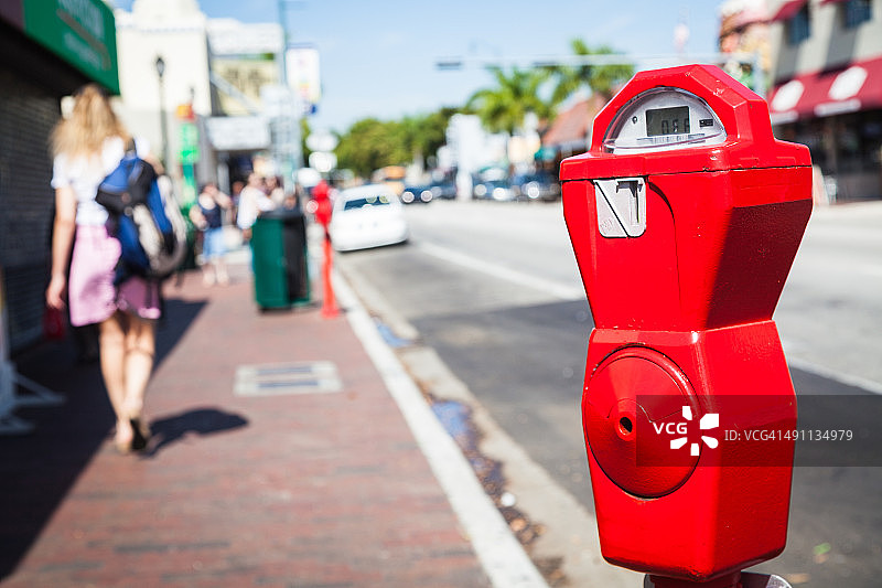 佛罗里达州迈阿密Calle Ocho的红色停车计时器图片素材