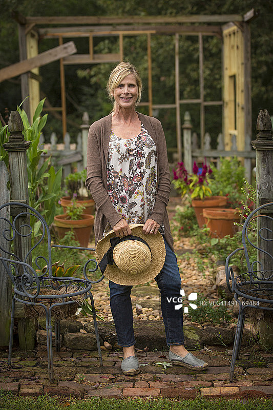 女人站在她的后花园里图片素材