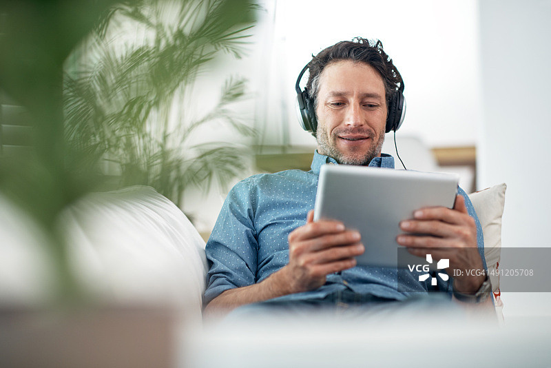 在音乐中放松图片素材