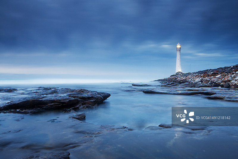 蓝色夜晚灯塔景观图片素材
