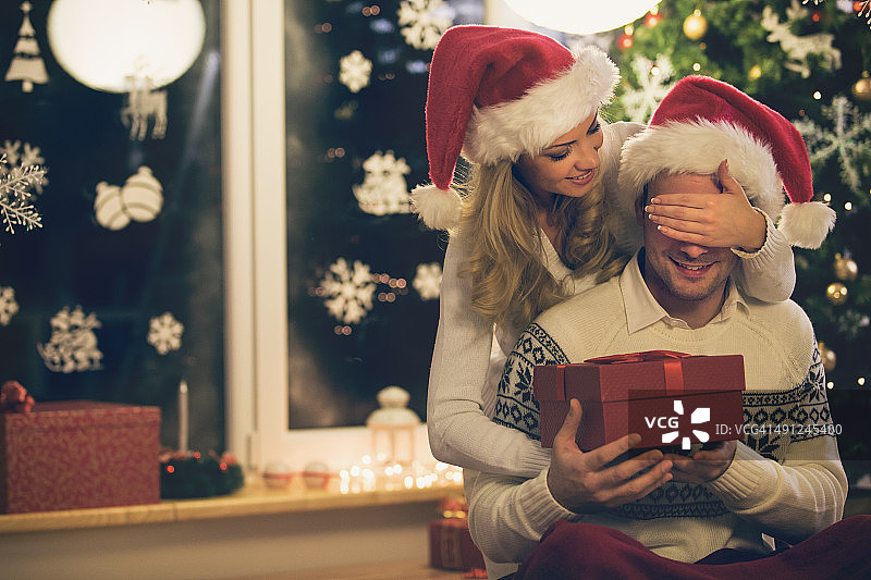 女人送给男人圣诞礼物图片素材