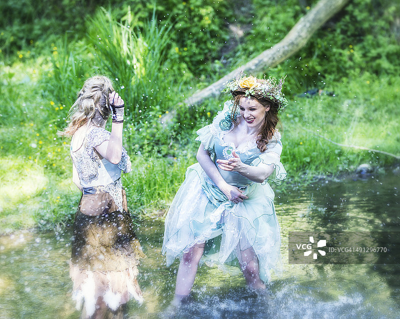 林地仙女嬉水图片素材