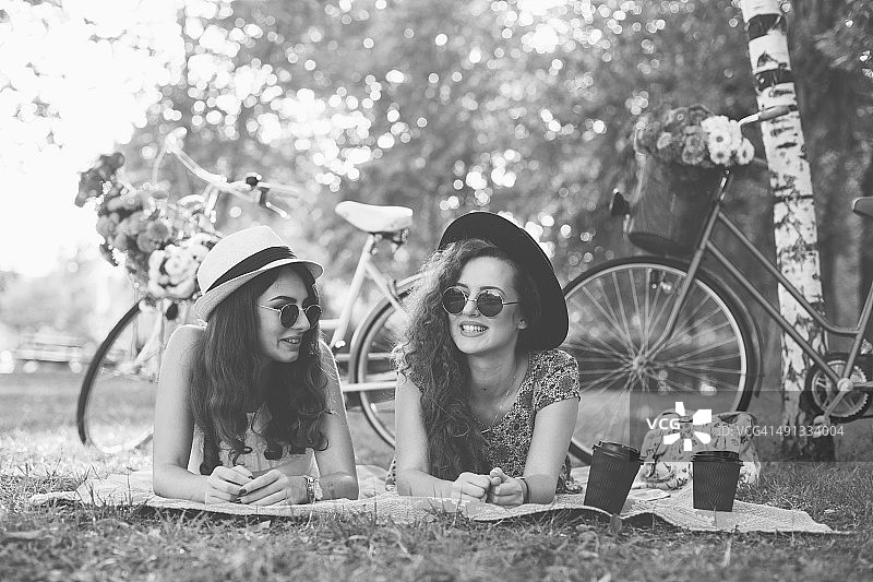 卷发的朋友图片素材