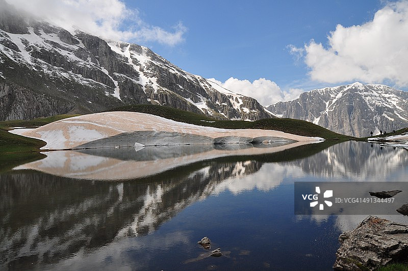 希腊山区中的龙湖图片素材