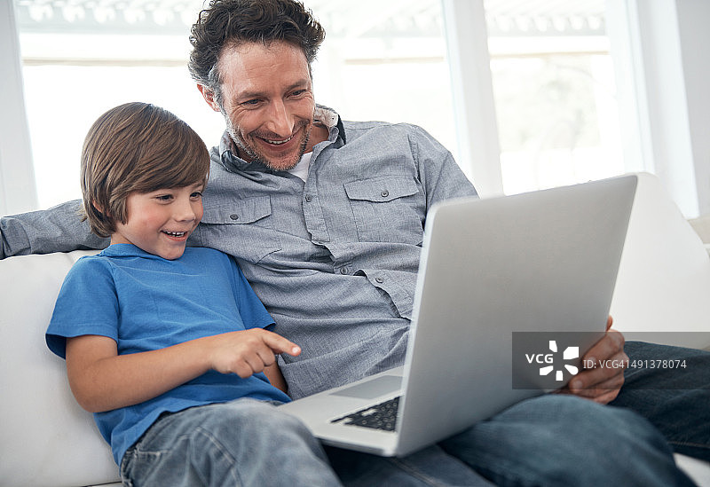 和爸爸一起在线上度过一个下午图片素材